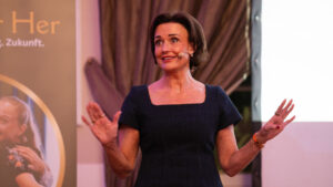 Helen Hain – Mentorin bei #SheDoesFuture: Mädchen stärken. Zukunft gestalten.​